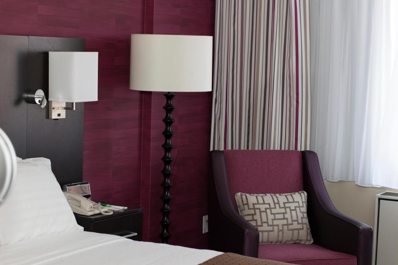 Standard Queen Room Two Queen Beds Airport View